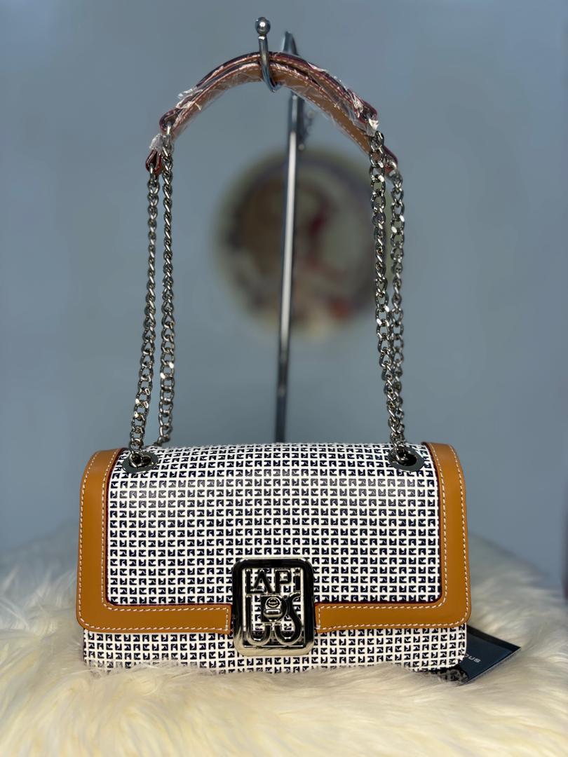 Sac à Main Bandoulière Monogramme – Cuir Caramel & Chaîne Argentée
