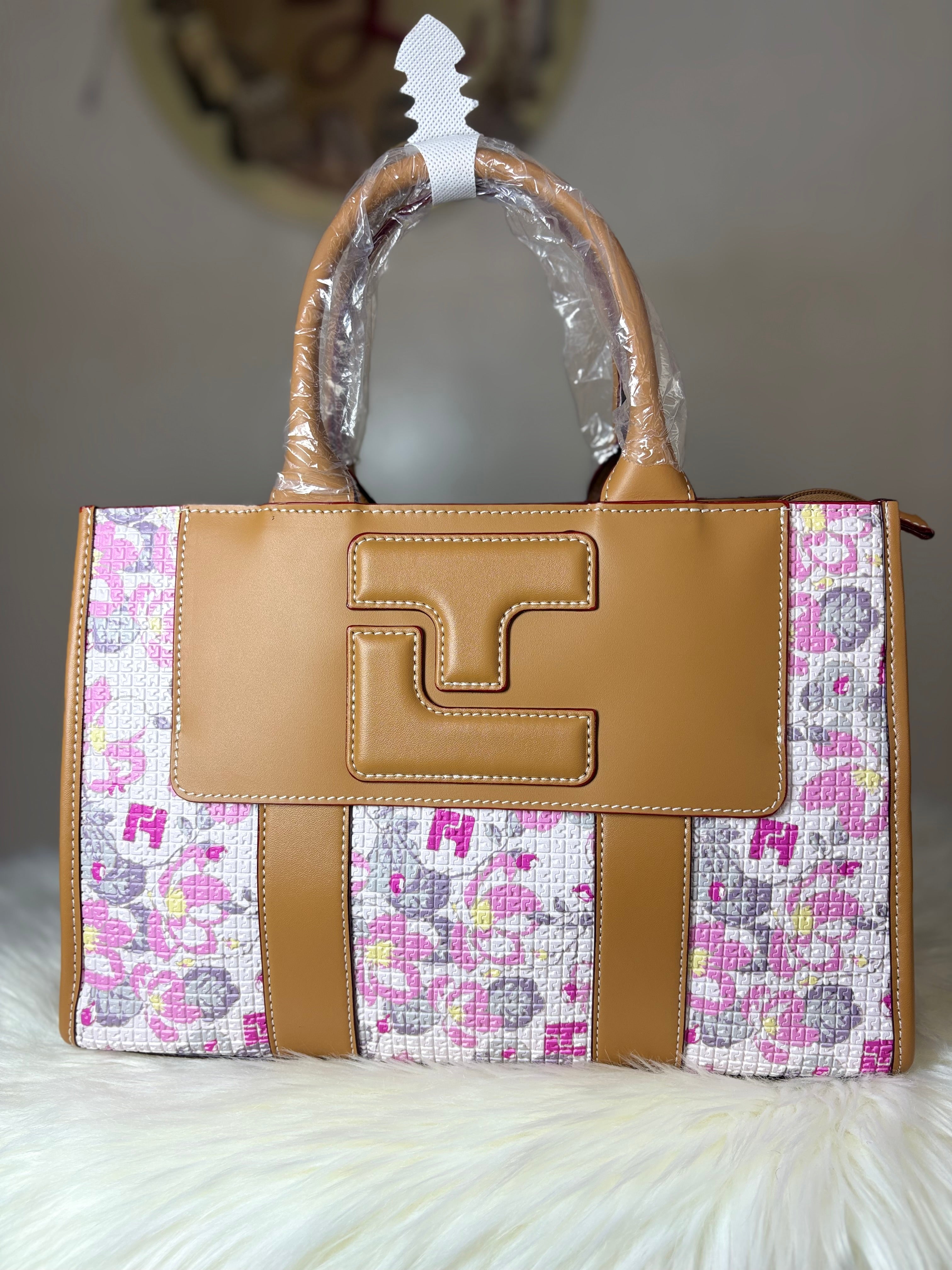 Sac à Main Élégant Femme – Motif Monogramme & Cuir Camel Chic