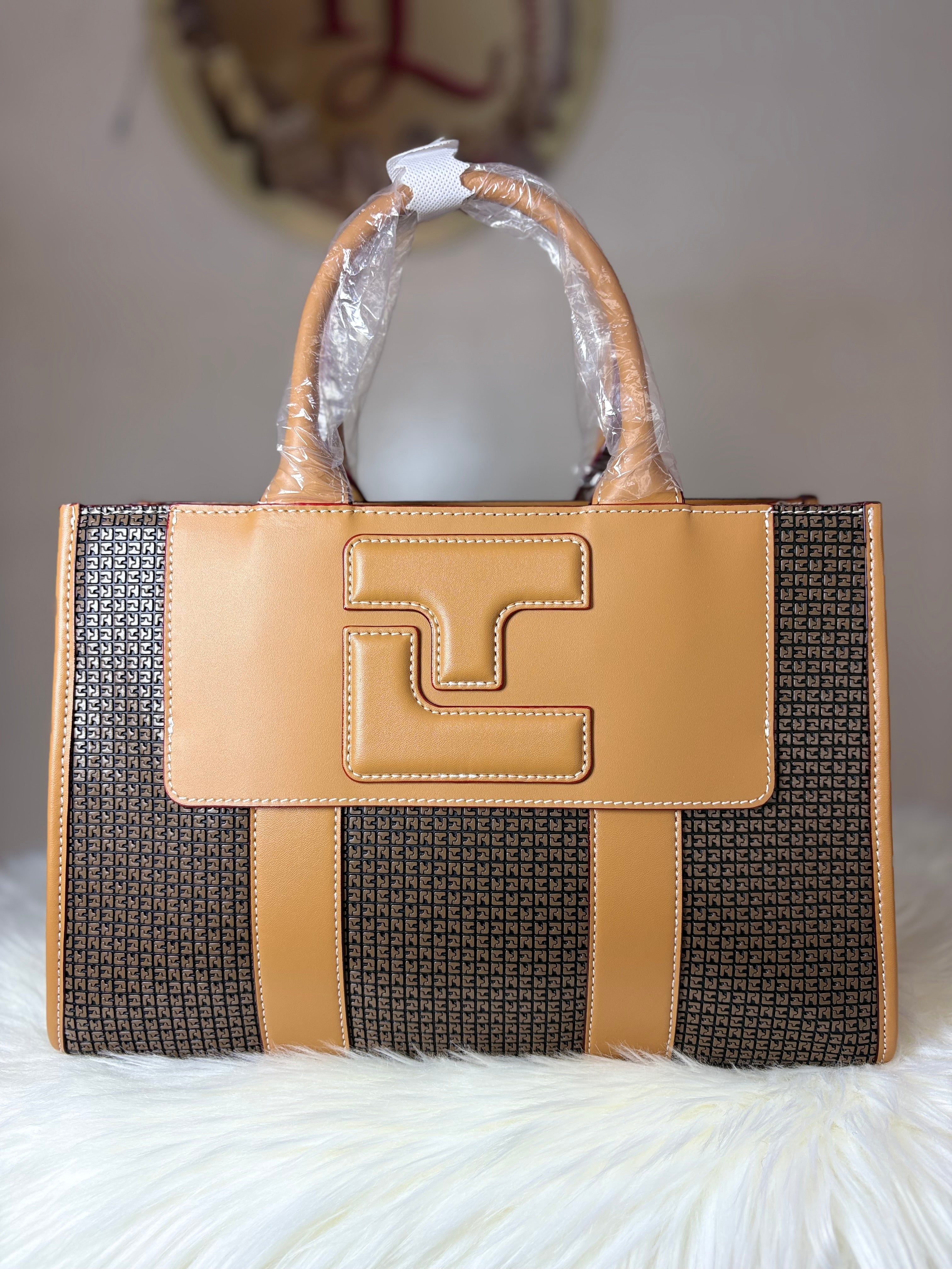 Sac à Main Élégant Femme – Motif Monogramme & Cuir Camel Chic