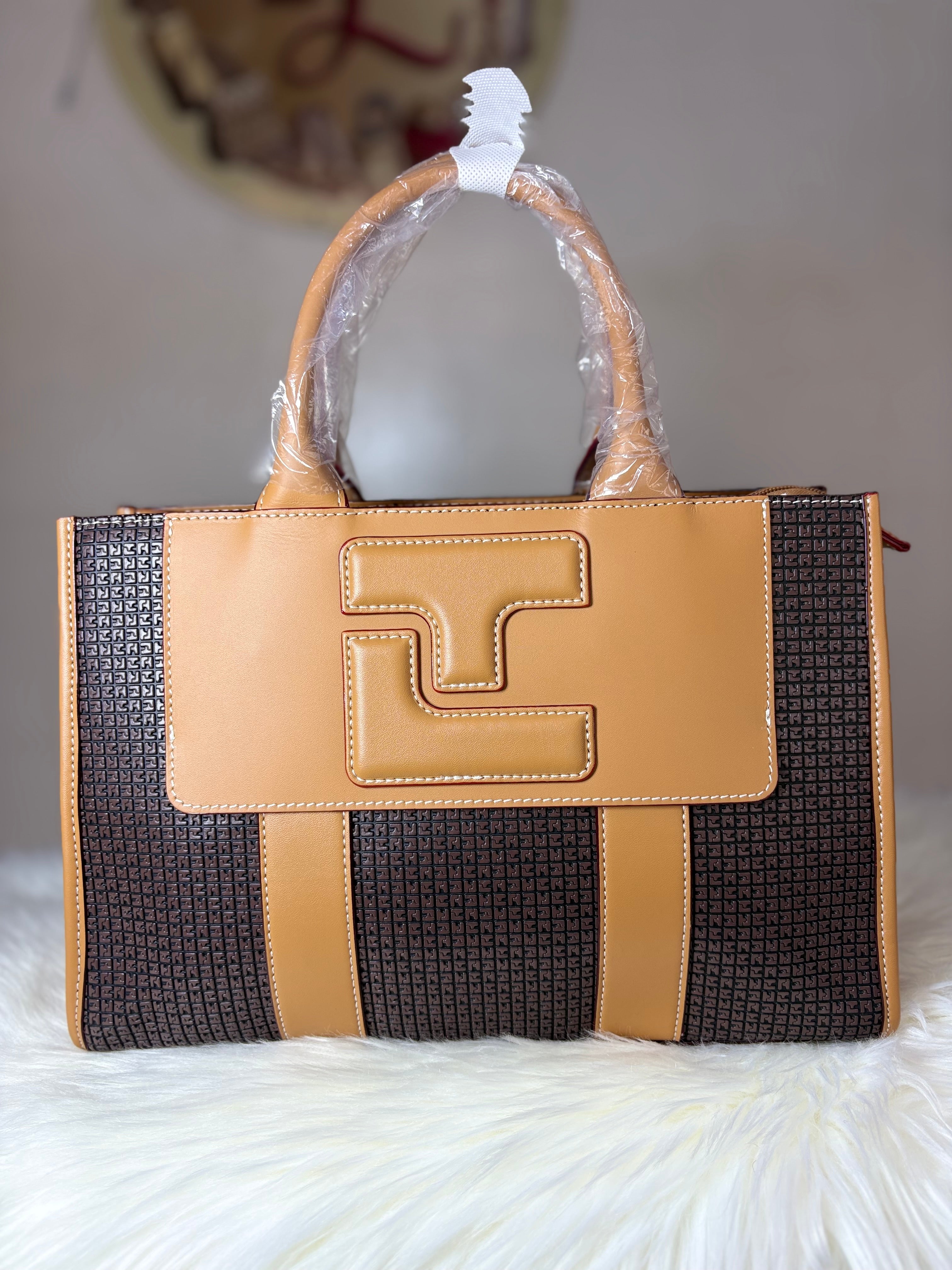Sac à Main Élégant Femme – Motif Monogramme & Cuir Camel Chic