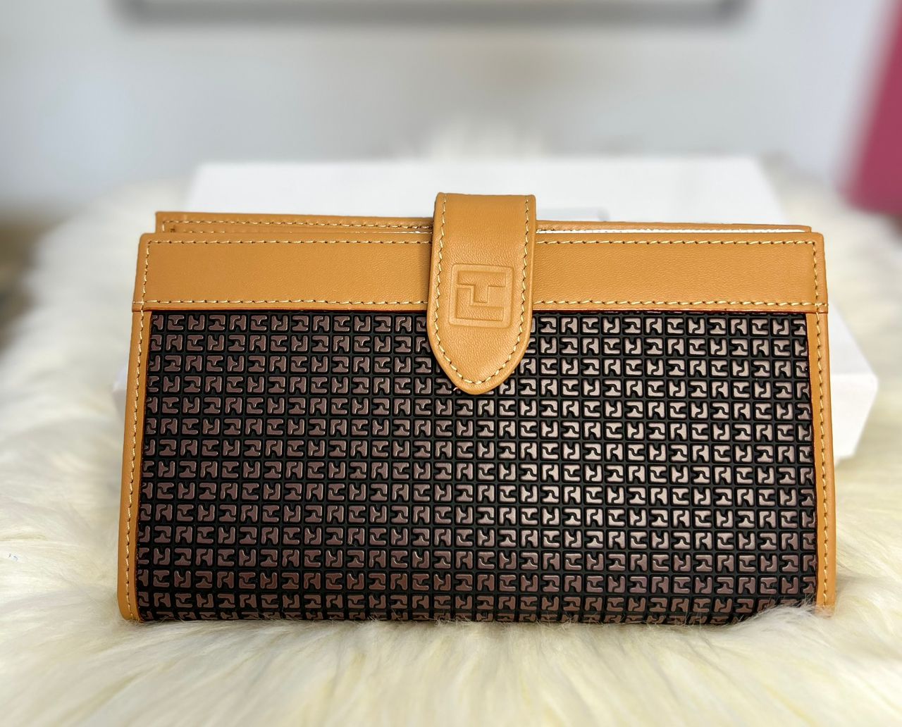 Pochette Monogramme Bicolore – Camel & Noir