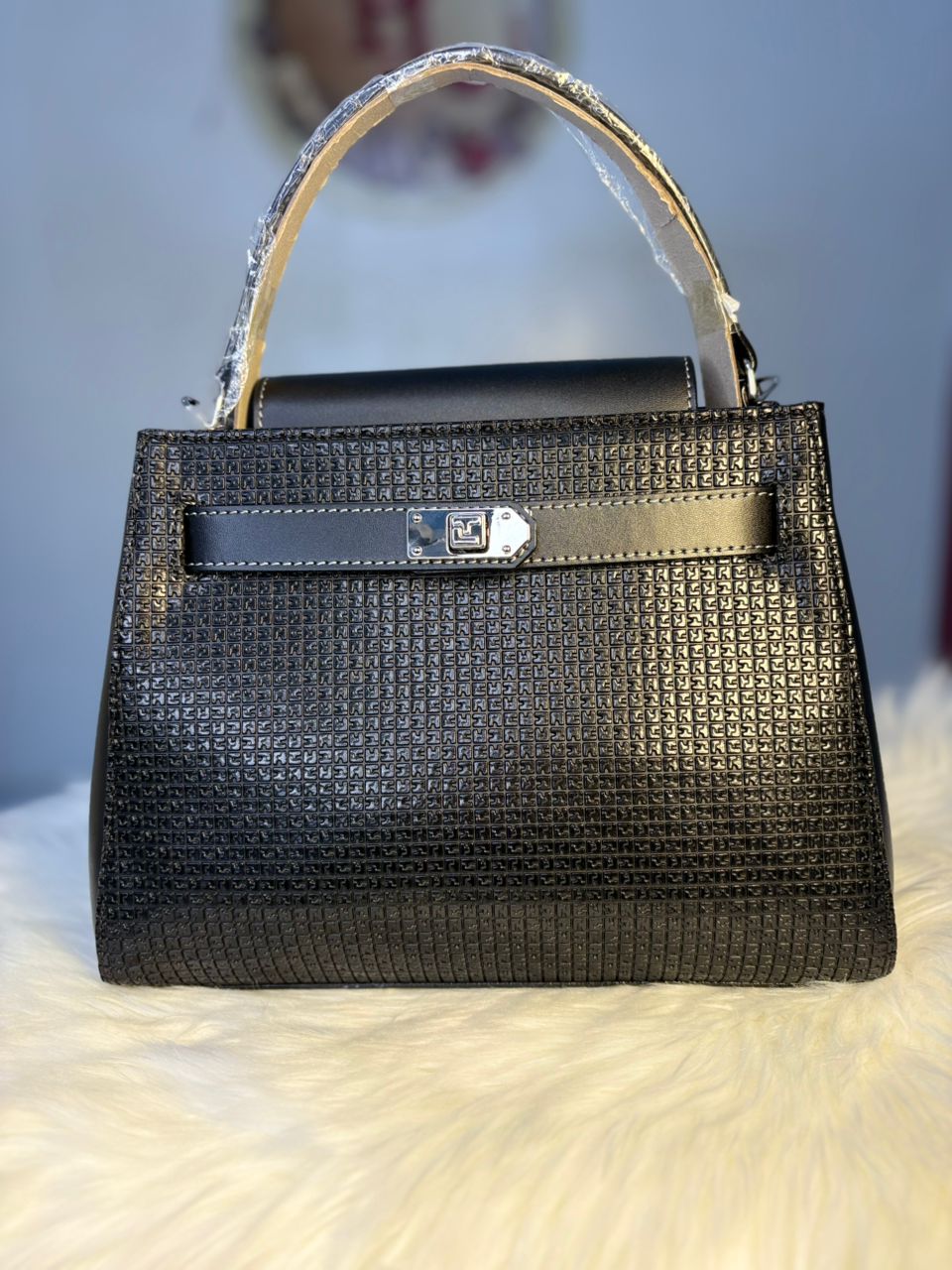 Sac à Main Noir Texturé Monogramme – Élégance Structurée